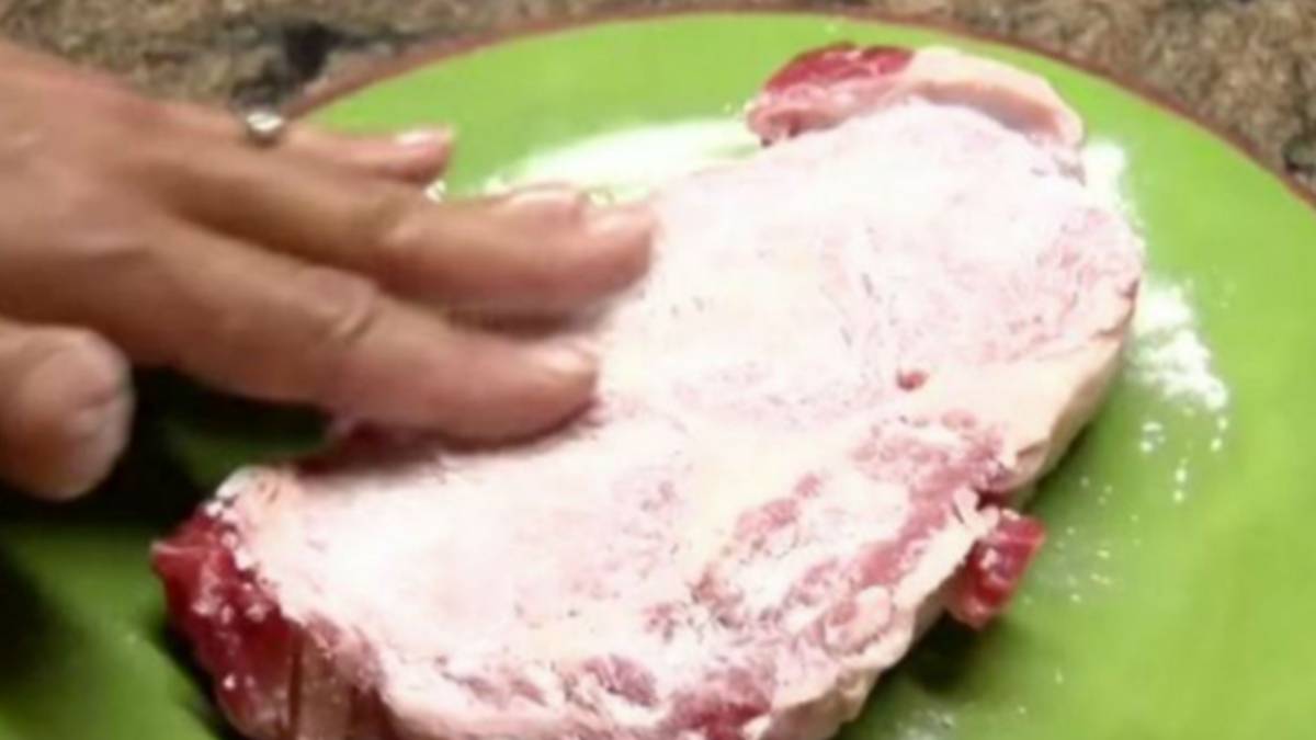 Βάζει την μπριζόλα στο πιάτο και την αλείφει με μαγειρική σόδα. Μόλις μάθετε το λόγο, θα το κάνετε και εσείς