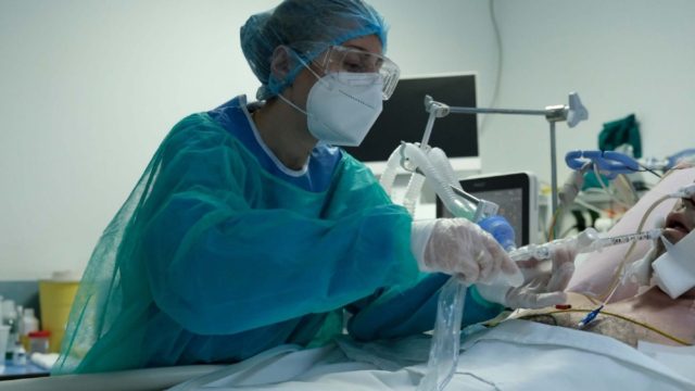 Κορωνοϊός: 2.126 κρούσματα σήμερα – Στους 342 οι διασωληνωμένοι – 39 νέοι θάνατοι