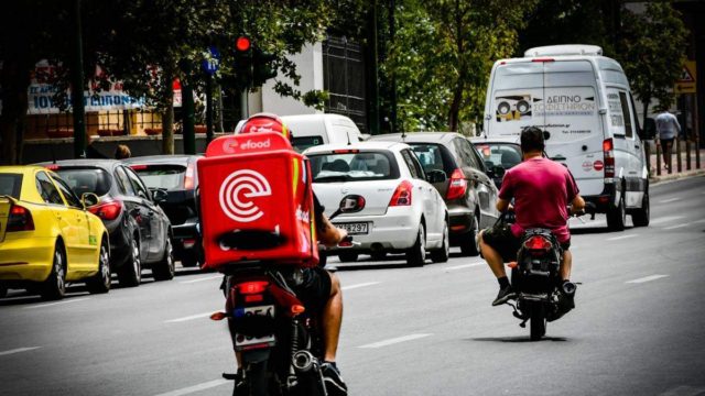 Υπουργείο Εργασίας: Αυτά είναι τα νέα δικαιώματα των ντελιβεράδων μετά τον σάλο με το e-food