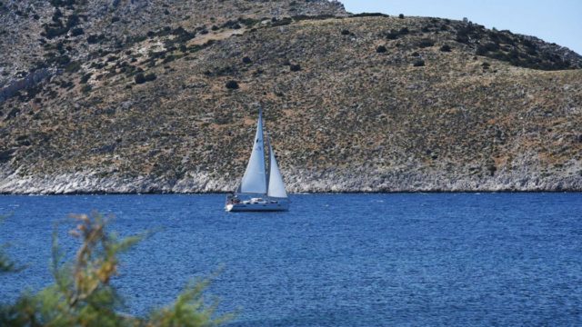 Φωτιά σε ιστιοφόρο ανοιχτά της Αίγινας