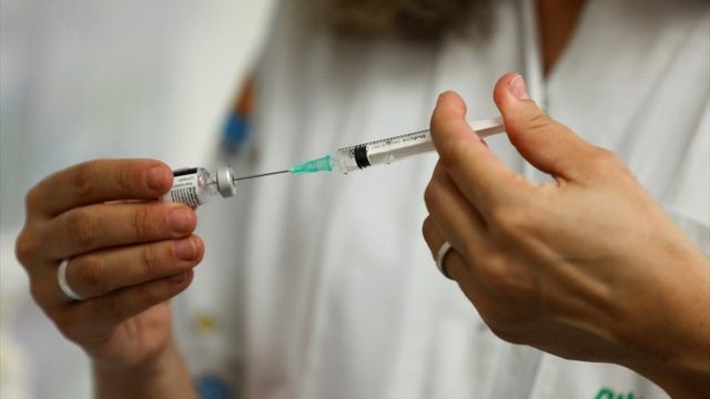 «Συναγερμός» με το εμβόλιο – Δεν θα είναι υποχρεωτική η τρίτη δόση