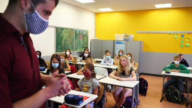 Υγειονομική «βόμβα» για τα σχολεία οι ανεμβολίαστοι: Μαζική η διάθεση των self tests