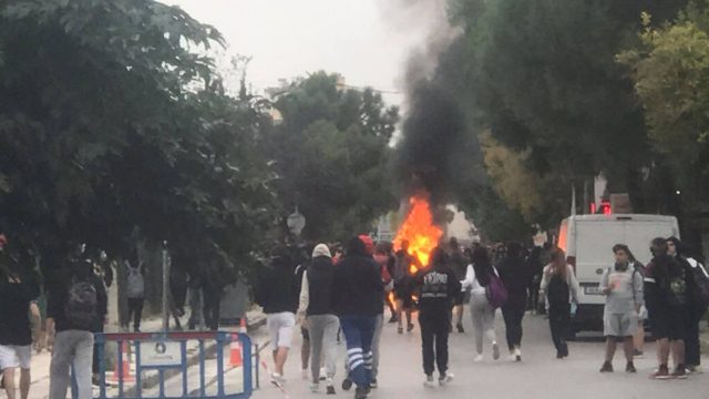 Νέα ένταση έξω από το ΕΠΑΛ Ευόσμου – Πετάνε πέτρες και ανάβουν φωτιές σε κάδους (vid)