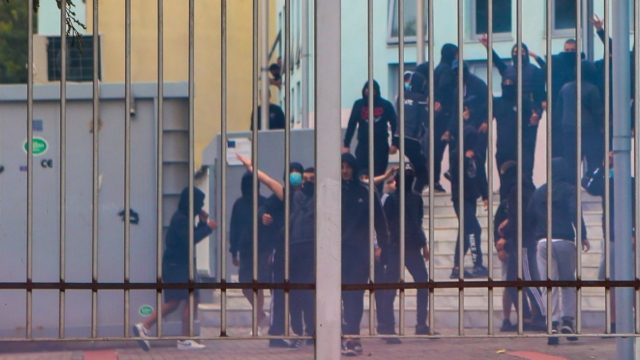 ΕΠΑΛ Σταυρούπολης: Φρούριο το σχολείο – Τα ΜΑΤ δεν αφήνουν κόσμο να πλησιάσει