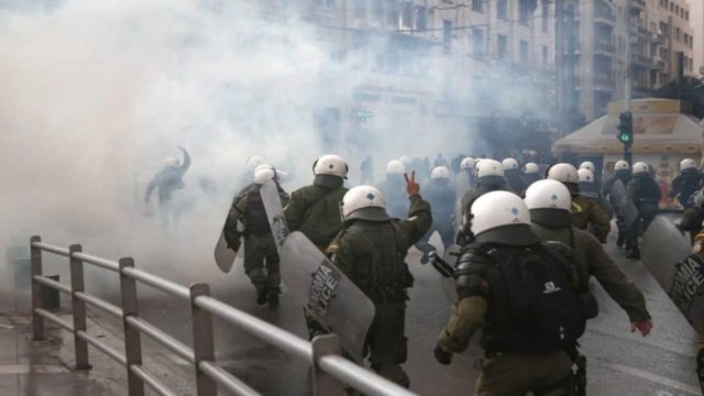 Επεισόδια στο Μεταξουργείο: Χημικά ανάμεσα σε ΜΑΤ και διαδηλωτές