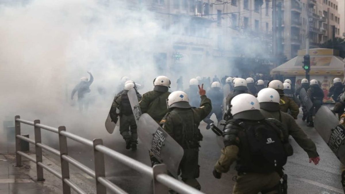 Επεισόδια στο Μεταξουργείο: Χημικά ανάμεσα σε ΜΑΤ και διαδηλωτές