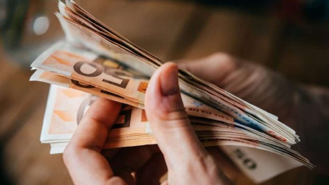 Οικονομική ενίσχυση έως 900 ευρώ – Ποιοι οι δικαιούχοι