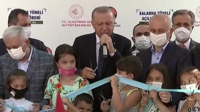 Απαράδεκτος Ερντογάν: Χτύπησε στο κεφάλι αγόρι που έκοψε πρόωρα κορδέλα εγκαινίων