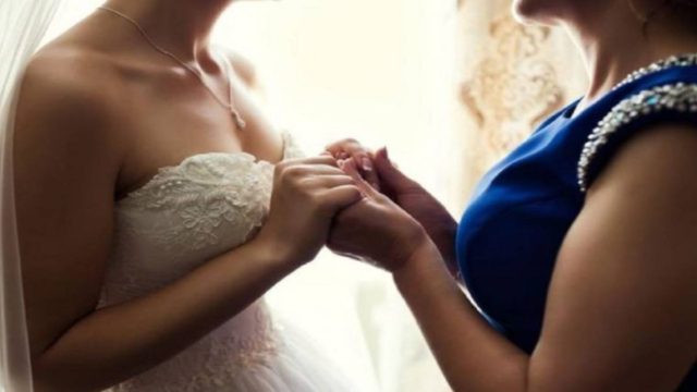 «Γυναίκα ανακάλυψε την ημέρα που θα πάντρευε τον γιο της ότι η νύφη είναι η χαμένη κόρη της»