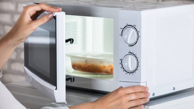 Σκέτο δηλητήριο: Αυτά είναι τα 4 τρόφιμα που δεν πρέπει να ξαναζεστάνετε