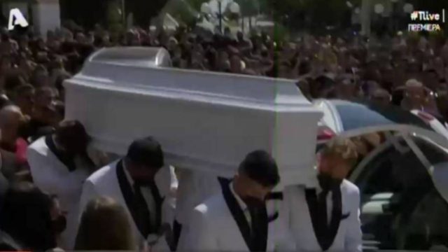 Κηδεία Mad Clip: Σε λευκό φέρετρο η σορός του τράπερ – Τραγικές φιγούρες οι γονείς του