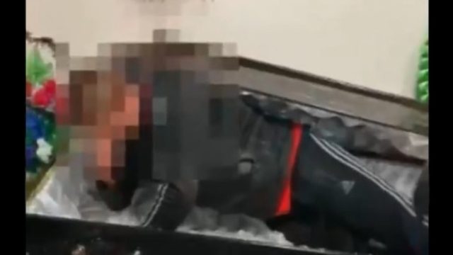 Απίστευτο περιστατικό! Μεθυσμένος 19χρονος κοιμήθηκε σε φέρετρο