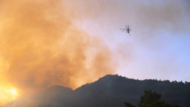 Φωτιά στην Κάρπαθο: Ενισχύθηκαν οι δυνάμεις – Έρχονται πυροσβέστες από τη Ρόδο