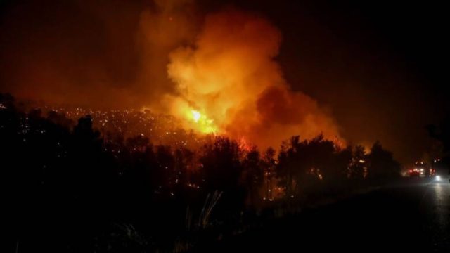 Φωτιά στην Ηλεία – Δύσκολη νύχτα στην περιοχή