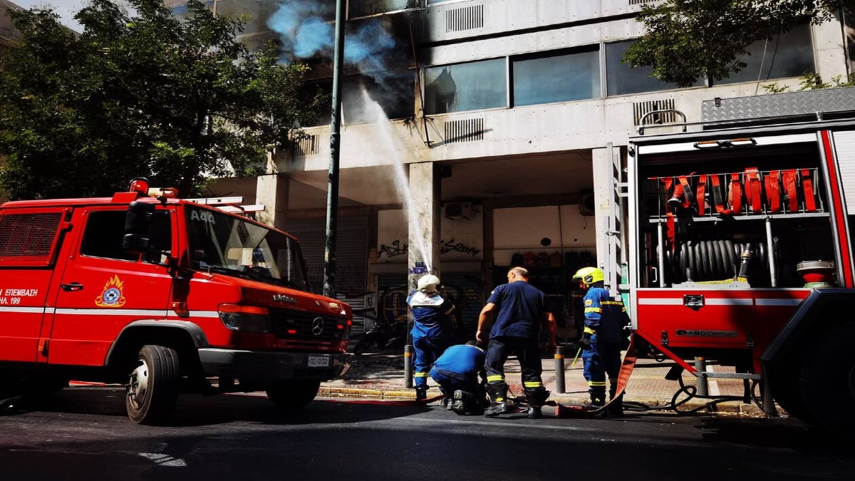 Φωτιά πάνω από το υπουργείο Υγείας – Εκκενώθηκε το κτίριο