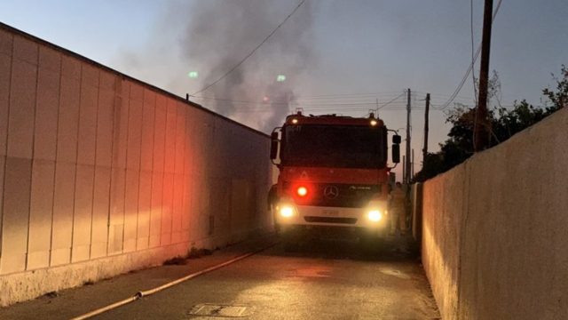 Φωτιά στα Σπάτα: Πυρκαγιά κοντά σε εμπορικό κέντρο