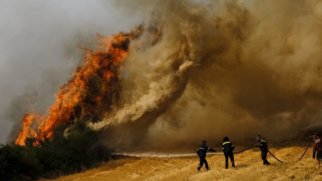 Mεγάλη φωτιά στην Κορινθία: Καίγεται δάσος με πεύκα στο Κατακάλι