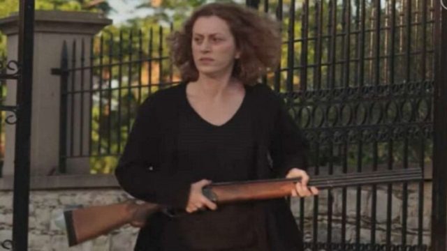 H Γη της Ελιάς: Η Χάϊδω αγοράζει παράνομα καραμπίνα – Ποιον πάει να σκοτώσει