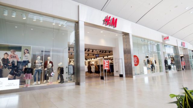 H&M: Μακριά ζακέτα που θα απογειώσει το στιλ σας – Κοστίζει μόνο 19,99€