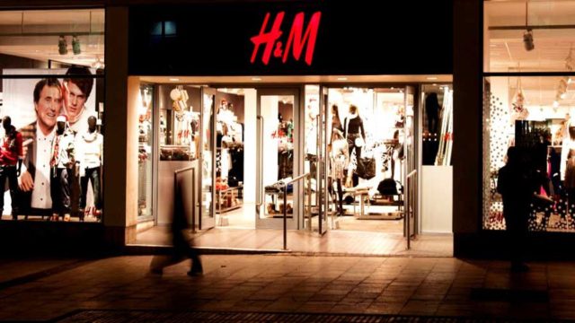 H&M: Αυτό το πουκάμισο δεν πρέπει να λείπει από τη γκαρνταρόμπα σου – Κοστίζει μόνο 9,99€