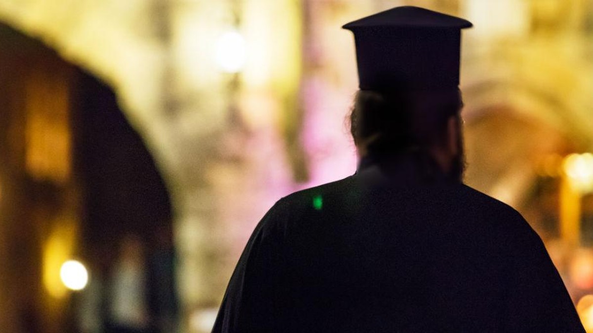 Ιερέας έκλεψε 100 χιλ. ευρώ από το παγκάρι – Αγόραζε ναρκωτικά βιασμού κι έκανε όργια πάρτι