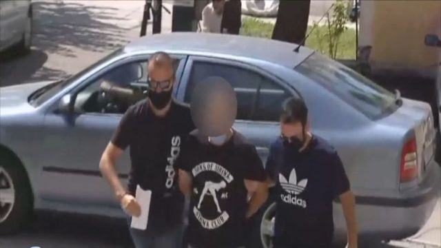 Εξέλιξη θρίλερ στην Ηλιούπολη: «Με βίαζε έχοντας το όπλο του… με χτυπούσε για να ικανοποιείται» – Ακόμη τέσσερις κοπέλες κατήγγειλαν τον αστυνομικό (Video)