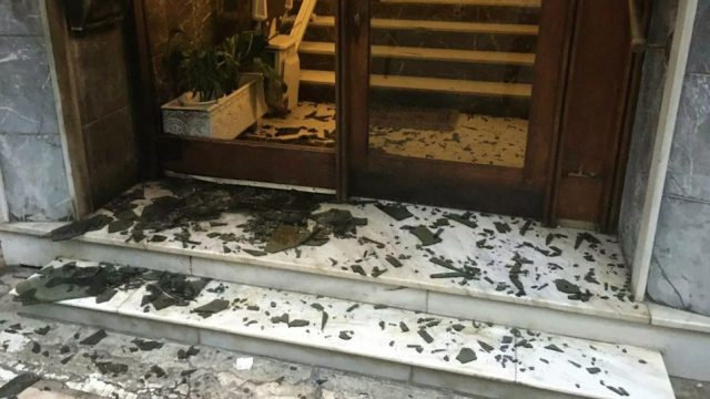Σοκ! Έκρηξη στην Καλλιθέα – Πέταξαν μπουκάλι με κροτίδα σε πολυκατοικία