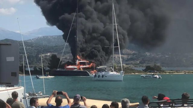 Στις φλόγες καταμαράν στη Λευκάδα – Εκκενώνονται τα κοντινά σκάφη