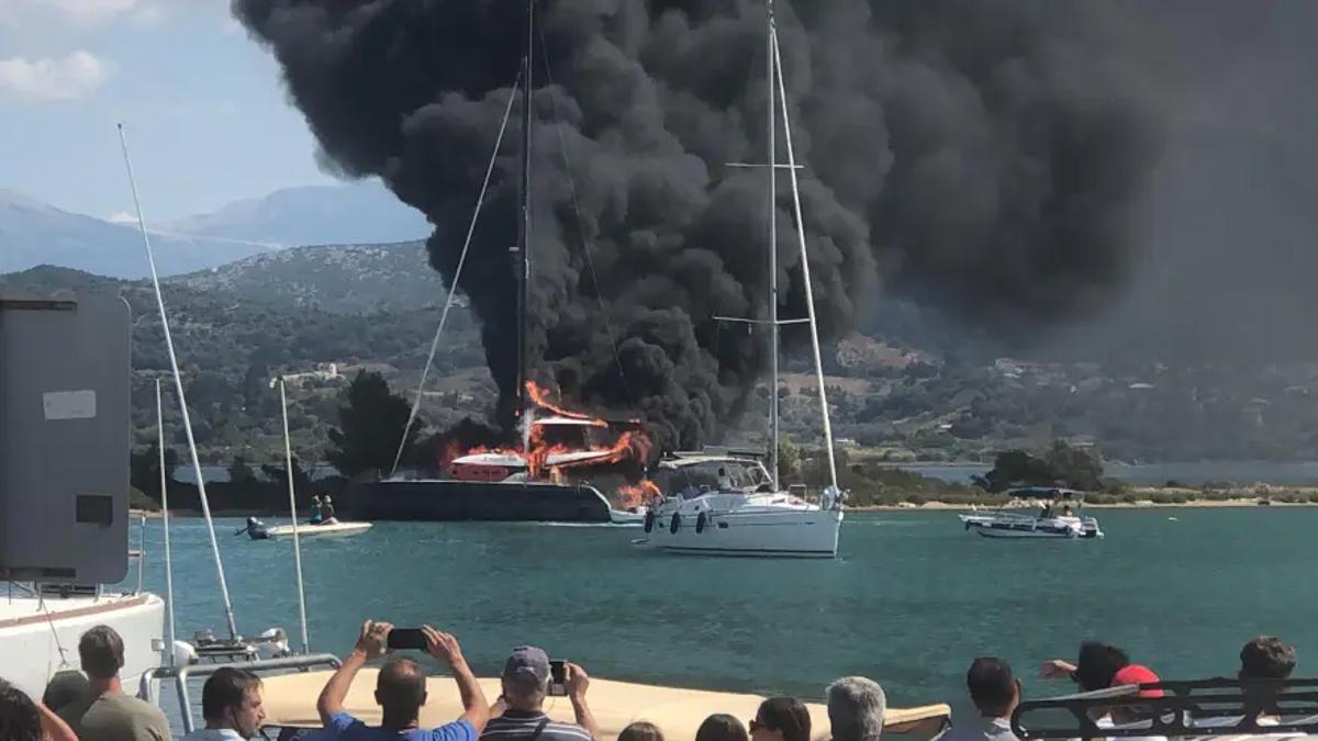 Στις φλόγες καταμαράν στη Λευκάδα – Εκκενώνονται τα κοντινά σκάφη