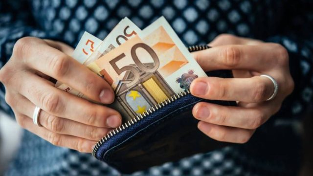 Κατώτατος μισθός: Αυτή είναι η αύξηση που θα δουν οι εργαζόμενοι – Τι ισχύει με τις εισφορές