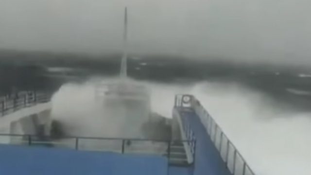 Συγκλονιστικό βίντεο: Πλοίο παλεύει με τα άγρια κύματα εν μέσω κυκλώνα