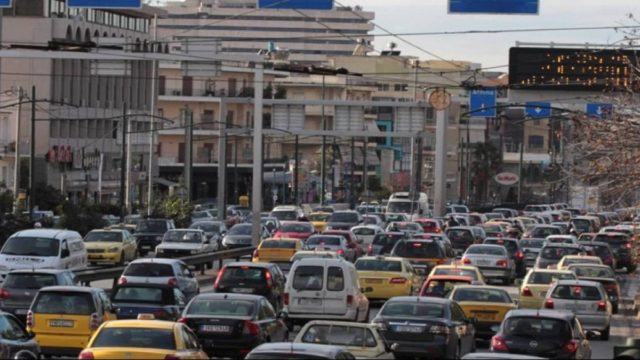 Κίνηση στους δρόμους: Προβλήματα στην κυκλοφορία λόγω τροχαίων – Καθυστερήσεις στον Κηφισό