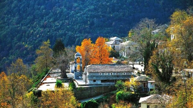 Το γραφικό χωριό του Πηλίου που βλέπει όλο το Αιγαίο σκαρφαλωμένο στις πλαγιές του βουνού