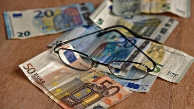 Νέο κοινωνικό μέρισμα 900 ευρώ – Ποιοι είναι οι δικαιούχοι