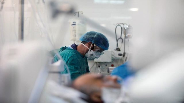 Κορωνοϊός: 2.125 κρούσματα, 31 θάνατοι, 331 διασωληνωμένοι – Τι δείγματα έχουν ελεγχθεί