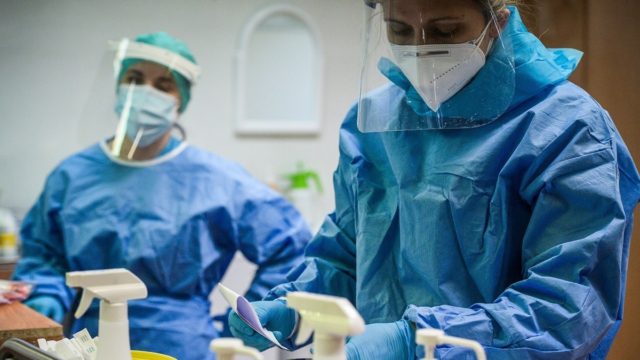 «Συναγερμός» από Καπραβέλο: «Αν δεν εφαρμόσουμε τα μέτρα, θα βιώσουμε τραγωδία μέχρι τα Χριστούγεννα»