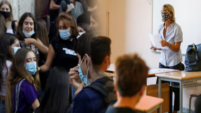 «Θα έχουμε και θανάτους παιδιών!» Εφιαλτικές προβλέψεις για το άνοιγμα των σχολείων (Video)