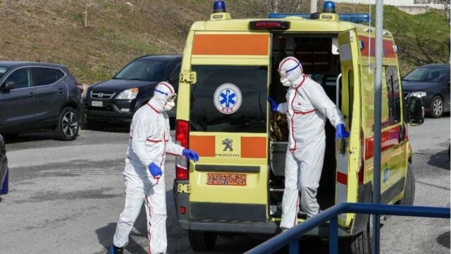 Στο «κόκκινο» το σύστημα υγείας: Πάνω από 5.000 οι ανεμβολίαστοι εργαζόμενοι – Απόλυση και «βαρύ» πρόστιμο για τα πλαστά πιστοποιητικά