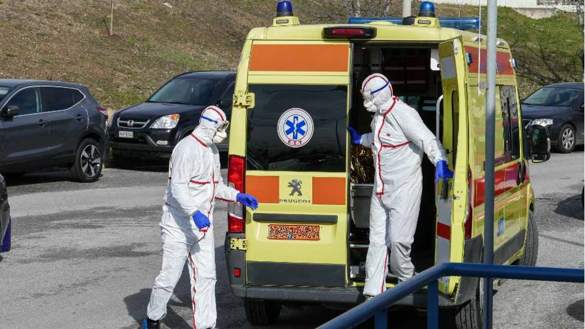 Στο «κόκκινο» το σύστημα υγείας: Πάνω από 5.000 οι ανεμβολίαστοι εργαζόμενοι – Απόλυση και «βαρύ» πρόστιμο για τα πλαστά πιστοποιητικά