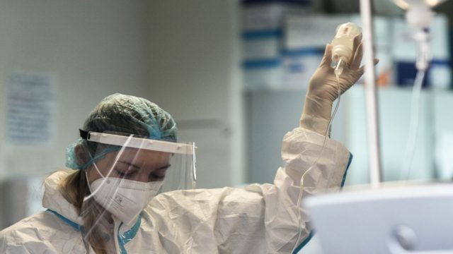 Κορωνοϊός: 2.187 κρούσματα, 44 θάνατοι και 323 διασωληνωμένοι