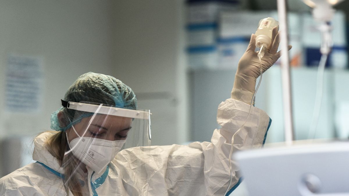 Κορωνοϊός: 2.187 κρούσματα, 44 θάνατοι και 323 διασωληνωμένοι