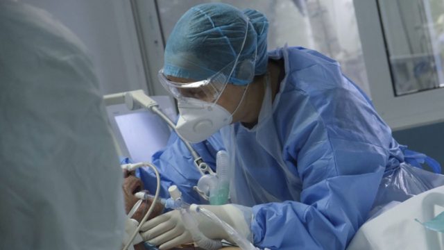 Κορωνοϊός: 2.286 κρούσματα, 381 διασωληνωμένοι και 30 θάνατοι