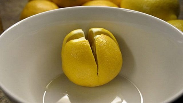 Έβαλε κομμάτια από λεμόνι δίπλα του πριν κοιμηθεί. Θα μείνετε άφωνοι με το αποτέλεσμα!