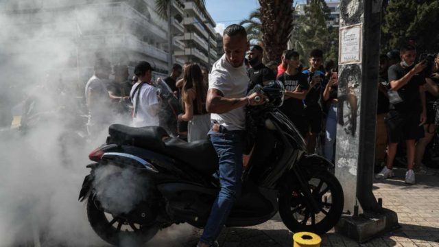 Κηδεία Mad Clip: Με καπνογόνα και… σπινιαρίσματα αποχαιρετούν τον καλλιτέχνη