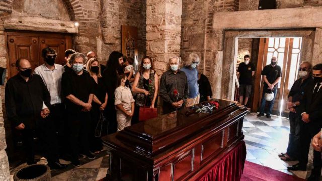 Μίκης Θεοδωράκης: Στη Μητρόπολη Αθηνών η σορός του – Σε λαϊκό προσκύνημα για τρεις ημέρες