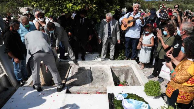 Μίκης Θεοδωράκης: Ο Μεγάλος Έλληνας αναπαύεται στην κρητική γη – Η τελευταία του επιθυμία πριν πεθάνει