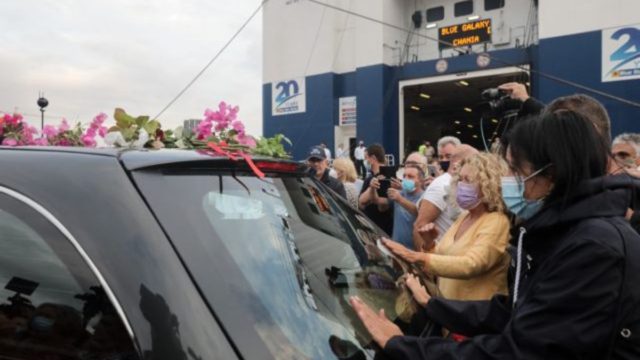 Μίκης Θεοδωράκης: Φεύγει από το λιμάνι του Πειραιά η σορός του – Κοσμοσυρροή για το τελευταίο «αντίο»