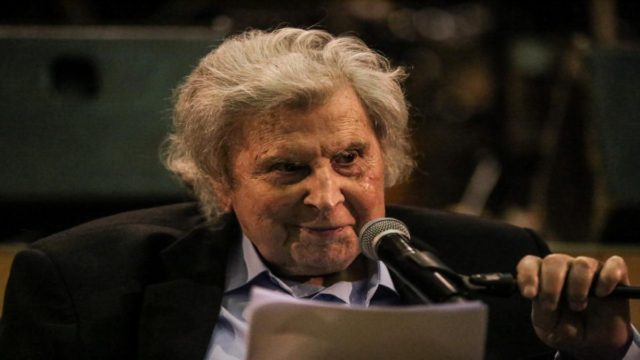 Ανατροπή για κηδεία Μίκη Θεοδωράκη: Νέα επιστολή με την οποία ζητά να ταφεί στα Χανιά