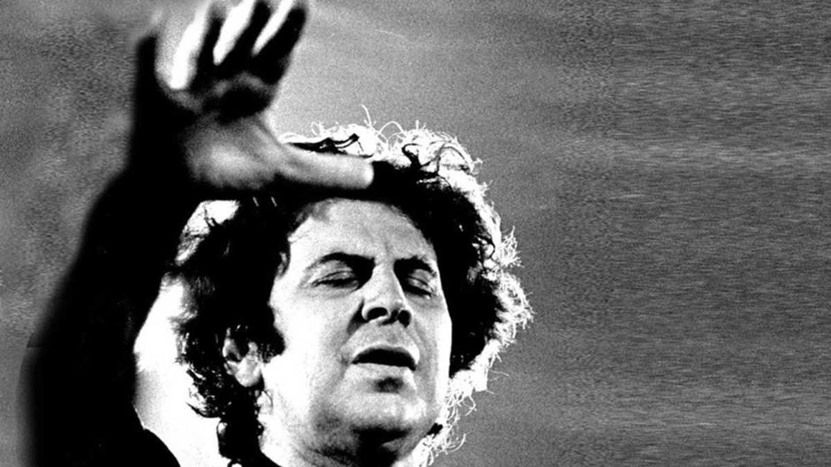 Μίκης Θεοδωράκης: Τα χρόνια του στην εξορία – Η ανατρεπτική πολιτική του καριέρα