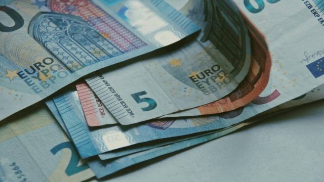 Διπλή αύξηση στους μισθούς του ιδιωτικού τομέα – Από πότε θα ισχύσει;